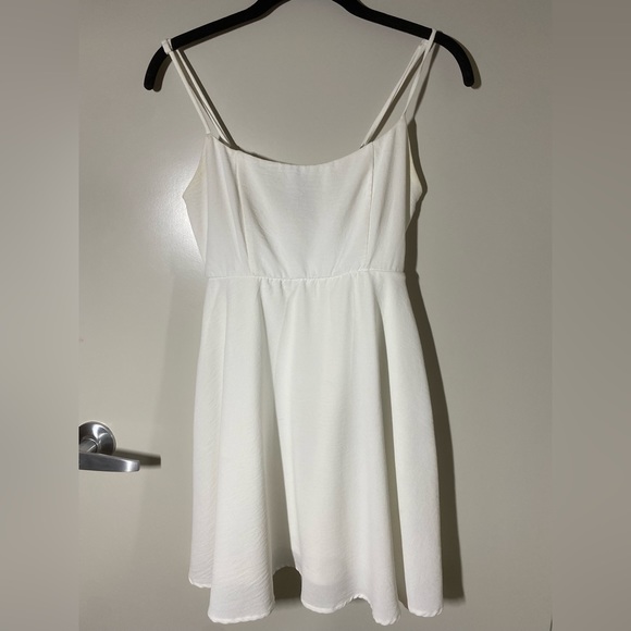 White sleeveless dress - Picture 2 of 3